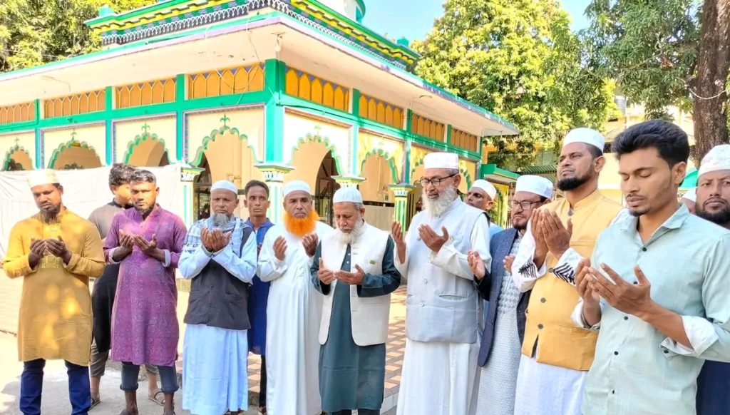 আশাশুনিতে দরবার শরীফ জিয়ারত ও মাদ্রাসা শিক্ষকদের সাথে মতবিনিময় করলেন প্রার্থী রবিউল বাশার