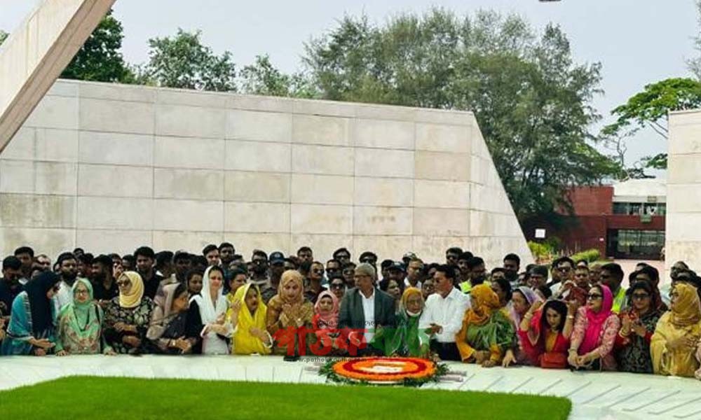 শহীদ জিয়া ও খালেদা জিয়ার সমাধিতে সংরক্ষিত নারী এমপিদের শ্রদ্ধা