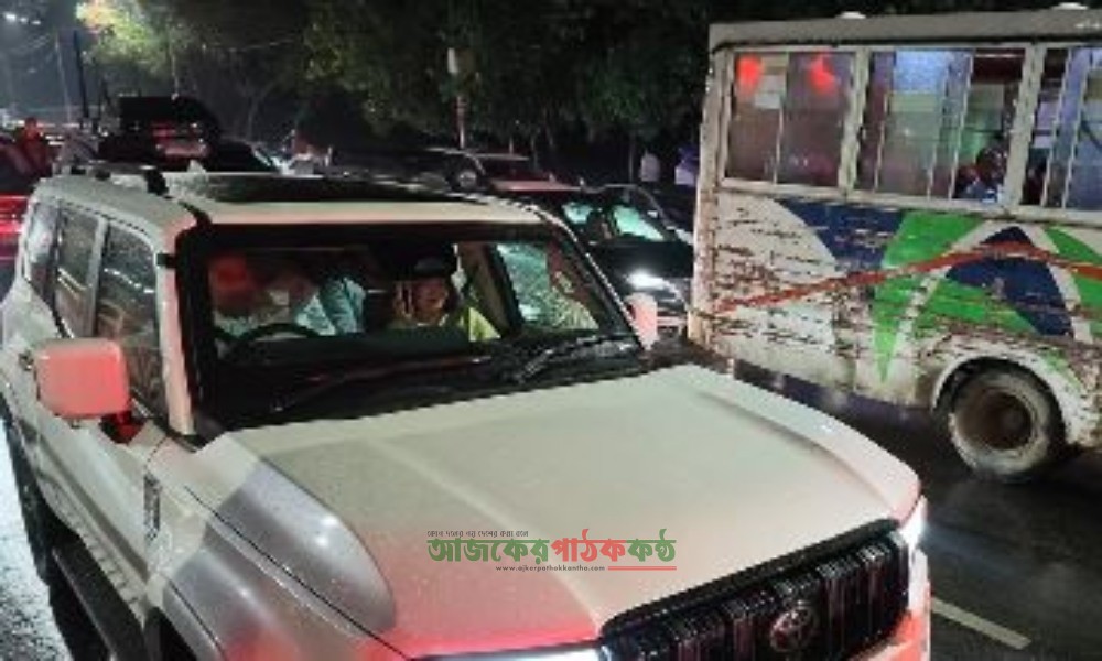বৃষ্টিস্নাত সন্ধ্যায় স্ত্রীকে নিয়ে গাড়ি চালালেন প্রধানমন্ত্রী