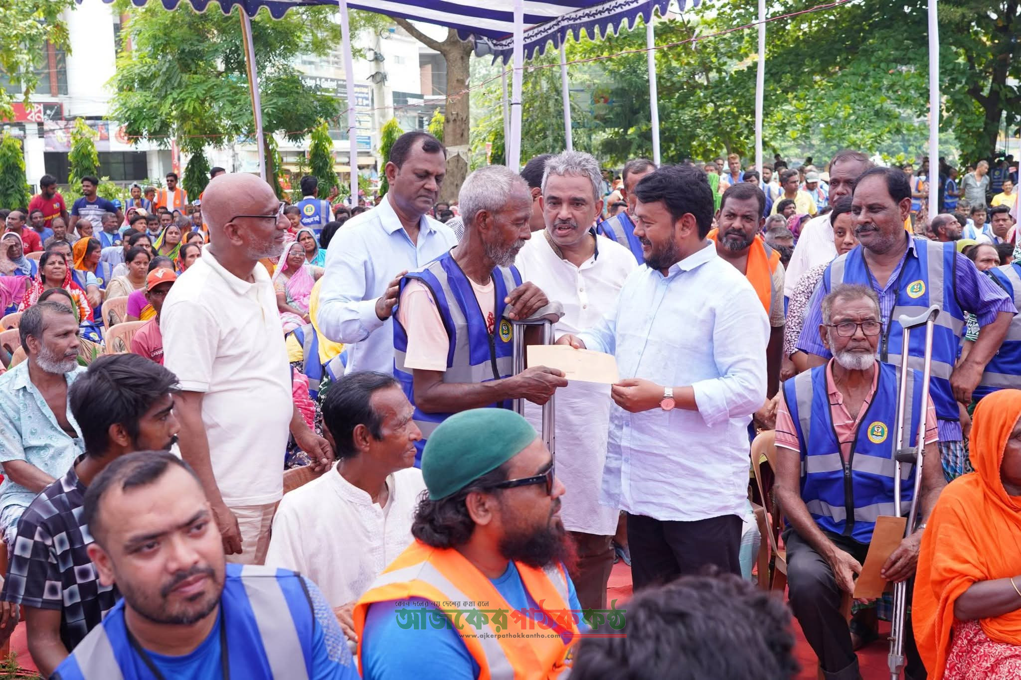 প্রধানমন্ত্রীর ঈদ উপহার পেলেন রাসিকের ১২৩৭জন পরিচ্ছন্নতাকর্মী, বিতরণ করলেন রাসিক প্রশাসক