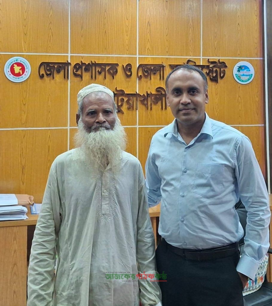অসহায় বৃদ্ধের চোখের পানি মুছলেন ডিসি পটুয়াখালীতে মানবিকতার অনন্য উদাহরণ