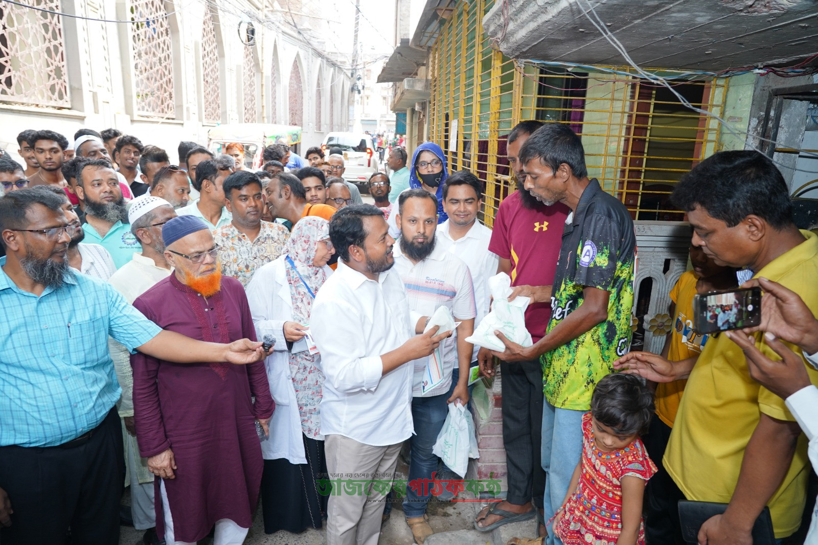 নগরবাসীকে পরিবেশবান্ধব ব্যাগ ও ব্লিচিং পাউডার দিচ্ছে রাসিক, বিতরণ কার্যক্রমের উদ্বোধন করলেন প্রশাসক রিটন