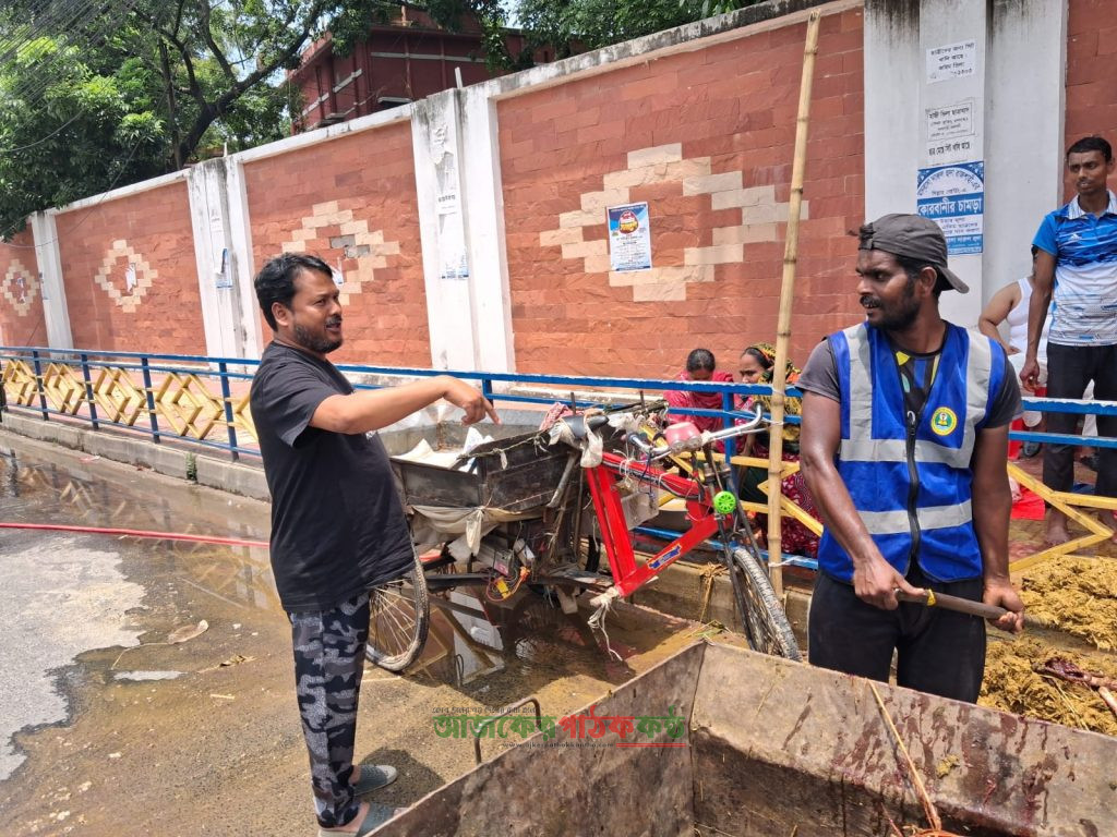 রাসিকের ৩০ টি ওয়ার্ডে কোরবানির বর্জ্য অপসারণ কার্যক্রম চলছে, সরেজমিনে তদারকি করছেন প্রশাসক রিটন