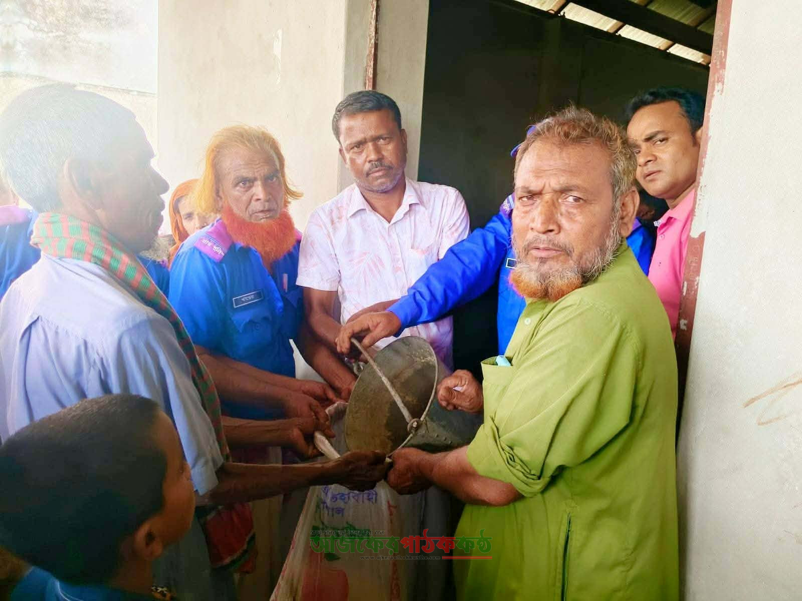 চকরাজাপুর ইউনিয়নে ভিজিএফের চাল বিতরণ, উপস্থিত ছিলেন ইউনিয়ন বিএনপির সাধারণ সম্পাদক