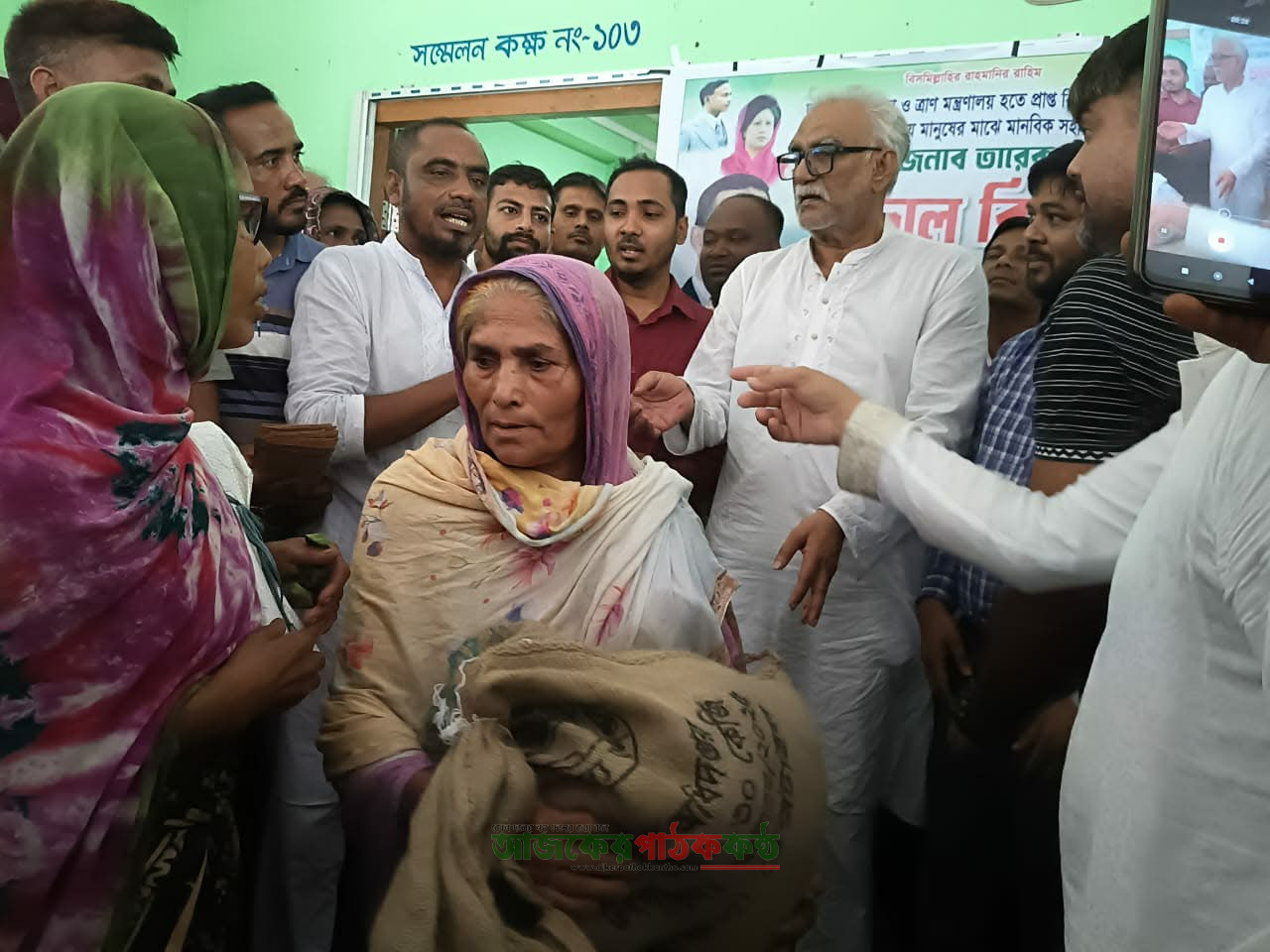 প্রধানমন্ত্রীর উপহারের চাল পেয়ে উচ্ছ্বসিত মনিগ্রাম ইউনিয়নবাসী