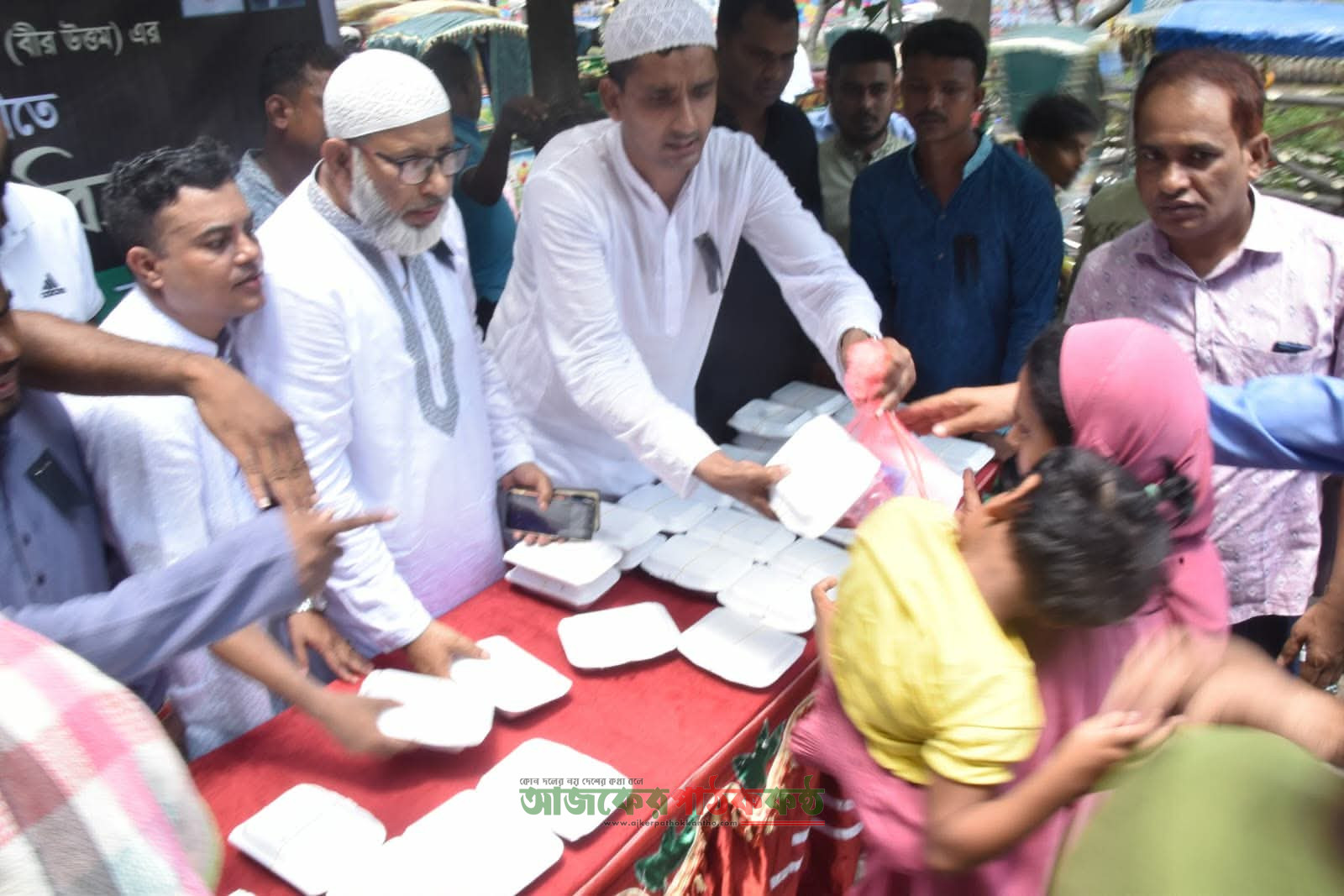 শহীদ জিয়ার ৪৫তম শাহাদাত বার্ষিকীতে ৮নং ওয়ার্ড যুবদলের দোয়া ও খাবার বিতরণ