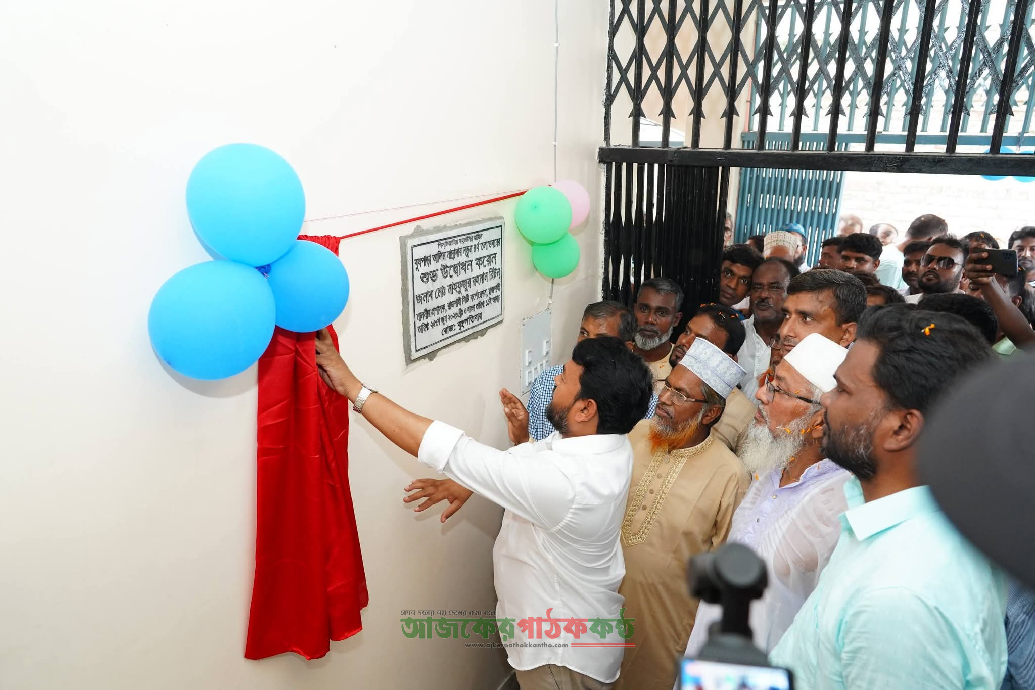 বুধপাড়া আলিম মাদ্রাসার নতুন ৪র্থ তলার ভবনের উদ্বোধন, কৃতি শিক্ষার্থীদের সংবর্ধনা এবং বৃক্ষরোপণ করলেন রাসিক প্রশাসক