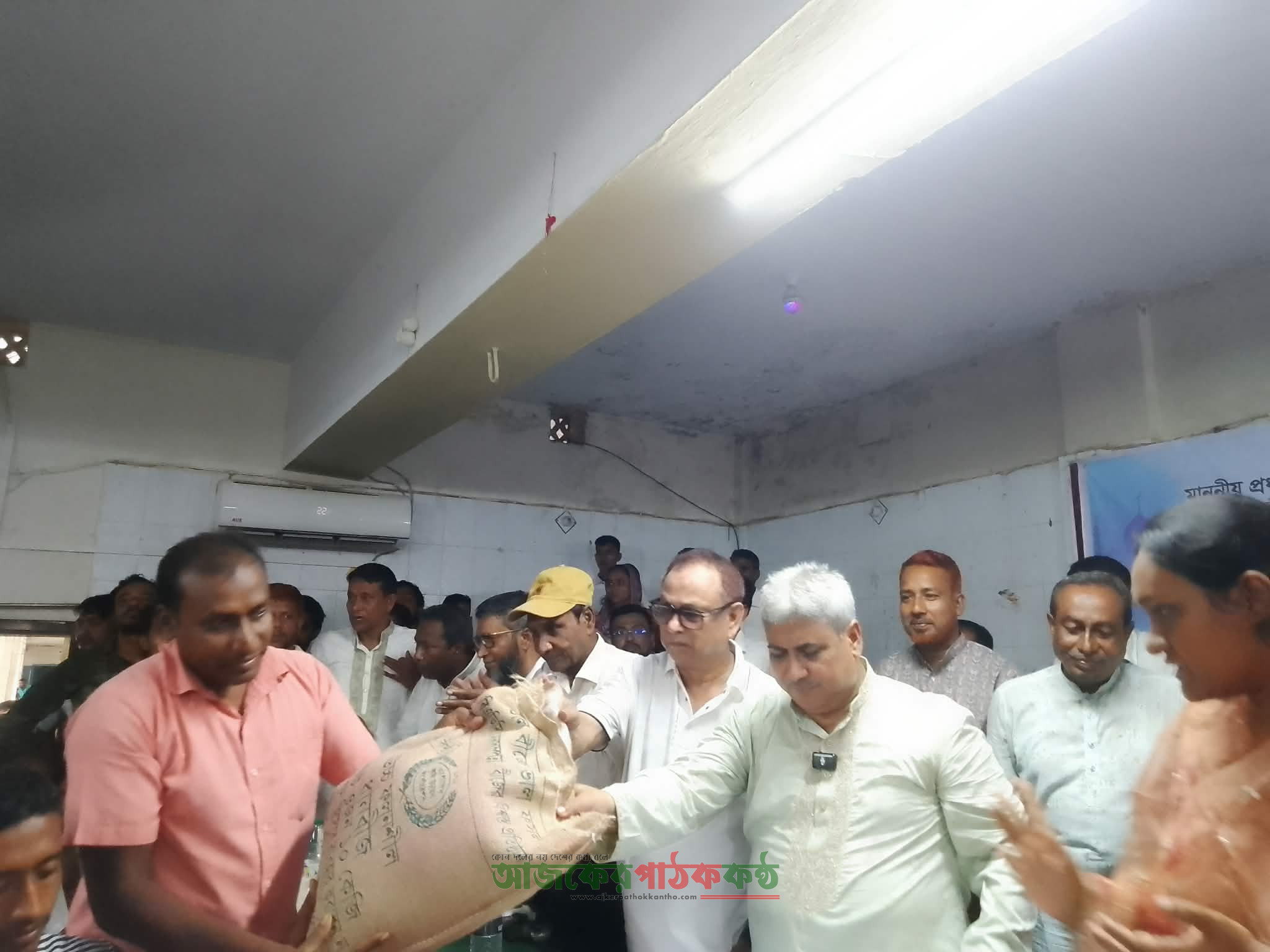 রাজশাহীর মোহনপুরে জাতীয় পল্লী উন্নয়ন দিবস উপলক্ষে আলোচনা সভা ও বিভিন্ন উপকরণ বিতরণ