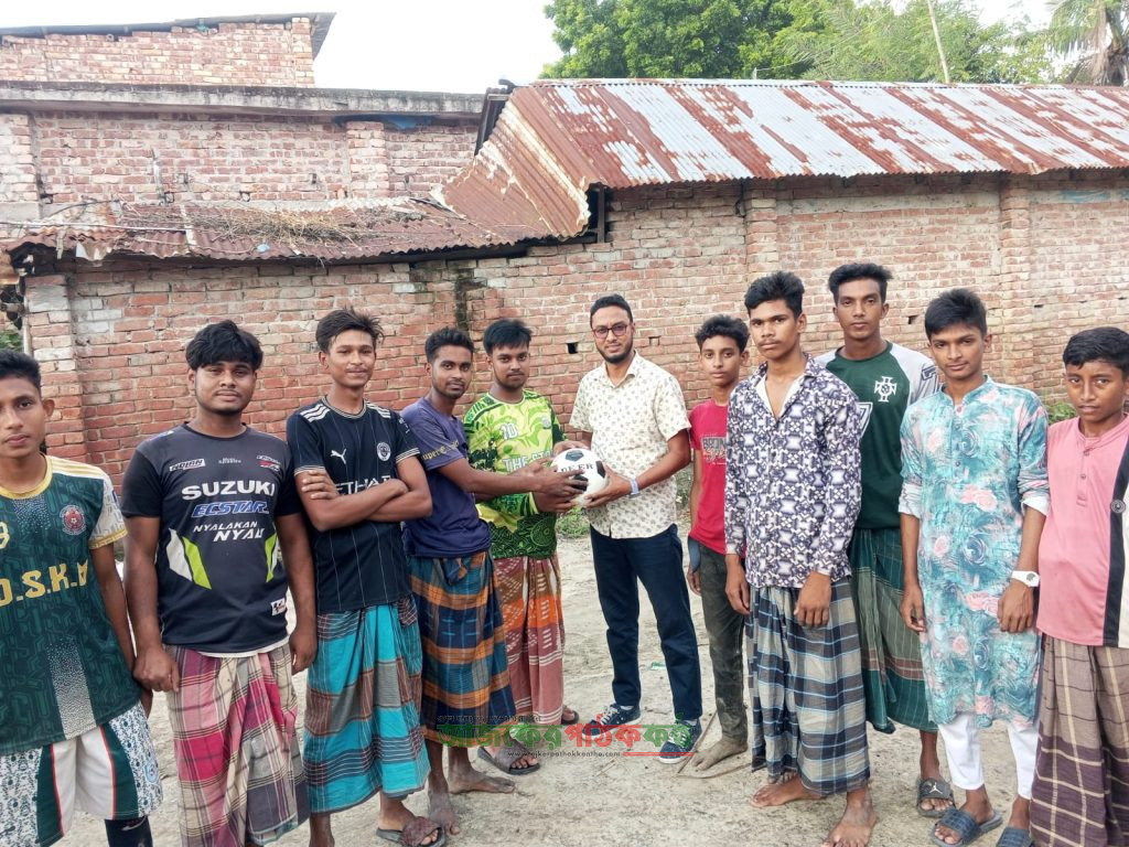নিজস্ব অর্থায়নে খেলোয়াড়দের ফুটবল উপহার দিলেন ধুরইল উচ্চ বিদ্যালয়ের সাবেক সভাপতি তুহিনূল ইসলাম চঞ্চল