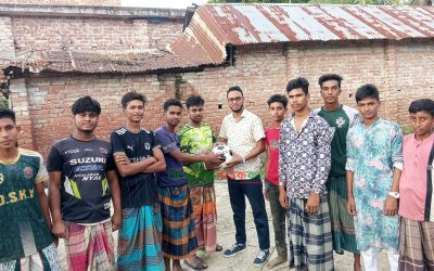 নিজস্ব অর্থায়নে খেলোয়াড়দের ফুটবল উপহার দিলেন ধুরইল উচ্চ বিদ্যালয়ের সাবেক সভাপতি তুহিনূল ইসলাম চঞ্চল