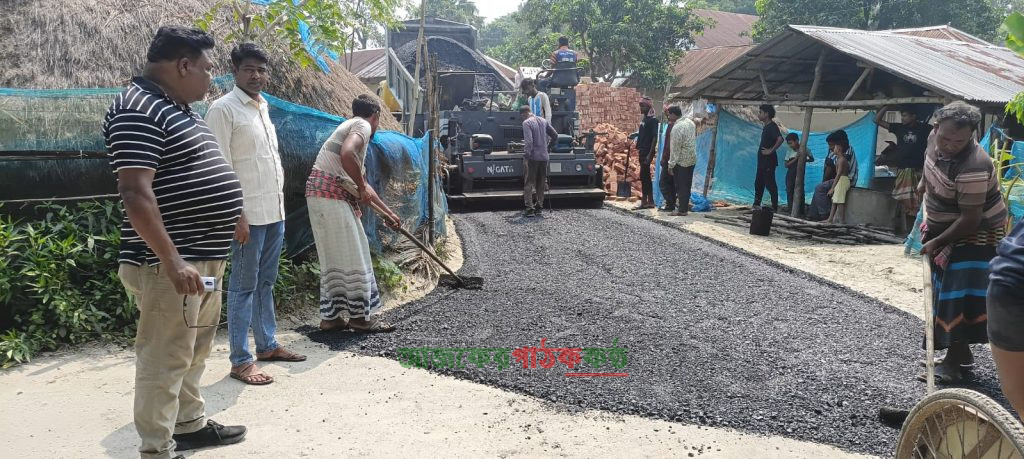 মোহনপুরের ধুরইলে পালশা দক্ষিণপাড়া রাস্তার কার্পেটিং কাজের শুভ উদ্বোধন