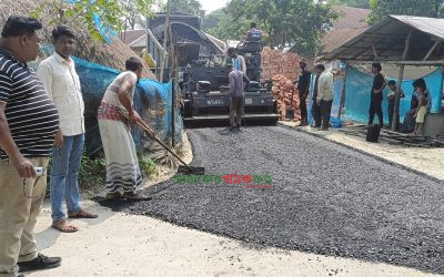 মোহনপুরের ধুরইলে পালশা দক্ষিণপাড়া রাস্তার কার্পেটিং কাজের শুভ উদ্বোধন